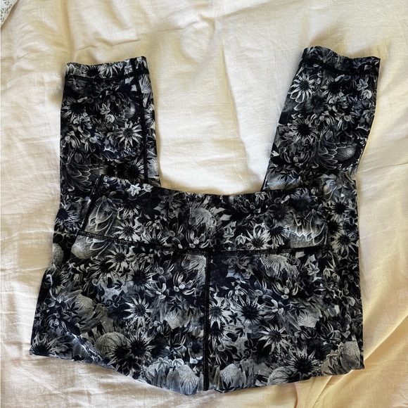 Lululemon Athletica Black and Gray Floral Leggings - cropped size 6 - Picture 1 of 5